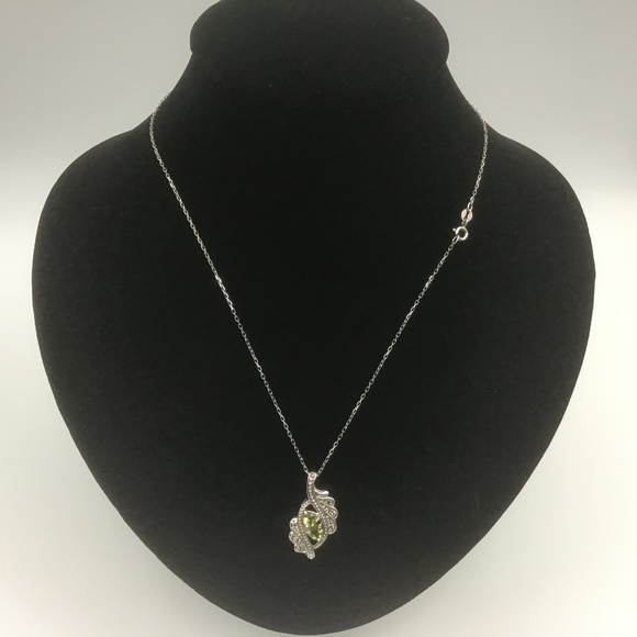 Vintage Sterling Silver Necklace with green stones in an Elegant Leaf Design - Picture 1 of 7